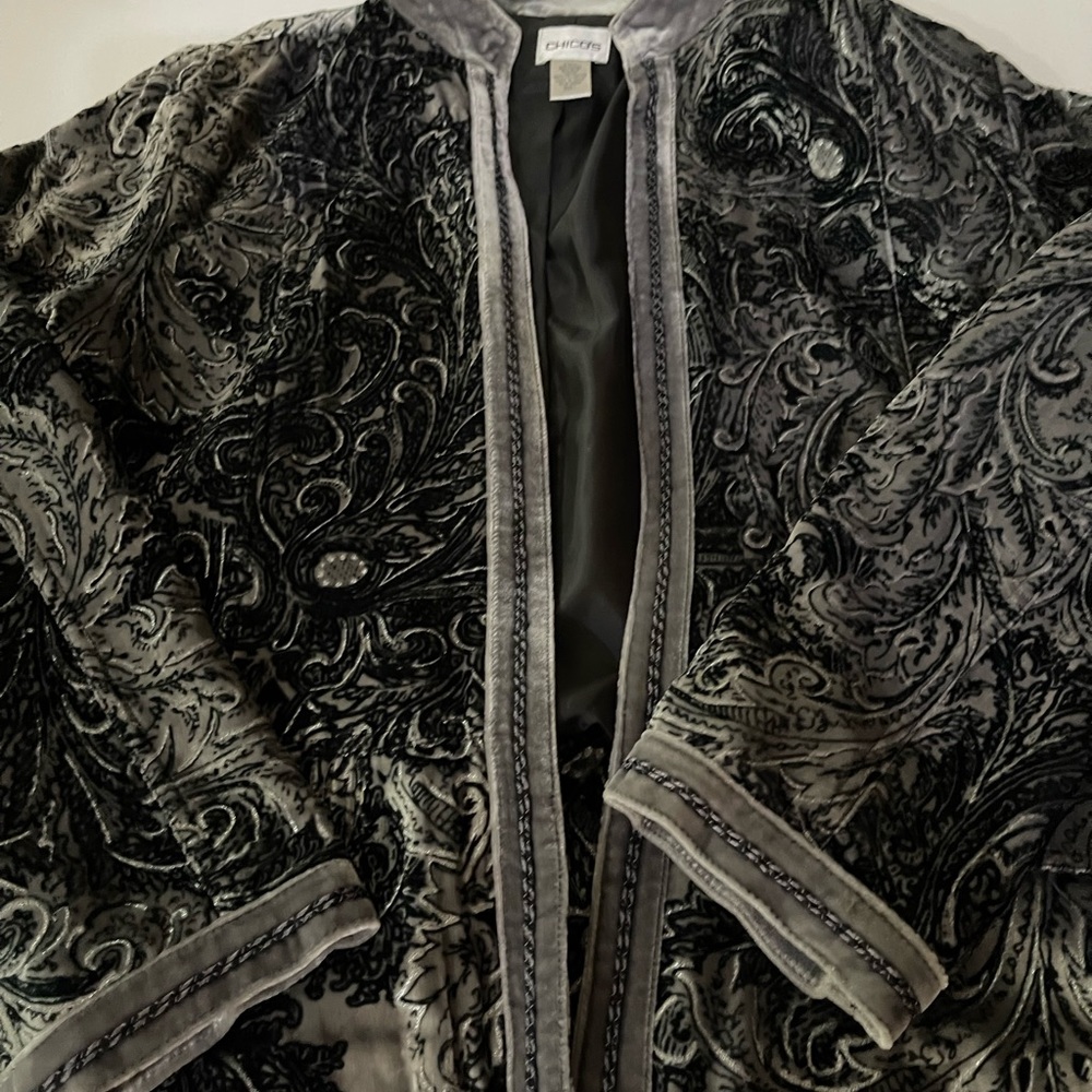 Chicos jacket classy with jeans and a black or silver shirt size 1 worn once!